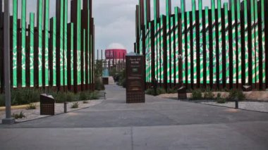 Doha, Katar-8 Mart 2024: Katar Fuarı 2023 Al Bidda Park Doha 'da, Katar Suudi pavyonu ve Doha siluetini arka planda gösteriyor