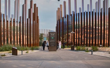 Doha, Katar-8 Mart 2024: Katar Fuarı 2023 gün batımı çekimleri Suudi pavyonunun ana girişi