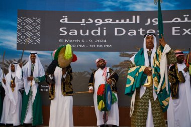 Doha, Katar-8 Mart 2024: Suudi tarihi sergisi sırasında Al Bidda Park-Rumaila 'da geleneksel Suudi folklor dansı (Ardah dansı)