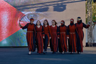 Katara kültür köyü, Doha, Katar-26 Ocak 2024: Filistinli kadınların geleneksel folklor dansı 2023 AFC Asya Kupası sırasında Katara kültür köyü Doha, Katar 'da canlı performans  