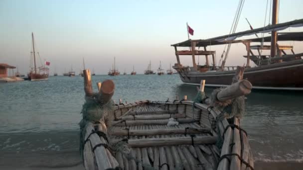 2023年11月28日 卡塔尔多哈 卡塔尔多哈第13届传统独桅帆船节 展示了阿拉伯海湾的传统独桅帆船 并展示了与会各国的国旗 — 图库视频影像