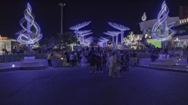 Sharm El Sheikh, Güney Sina Valiliği, Mısır - 10 Mart 2024: SOHO Meydanı, çeşmeler, restoranlar, buz pistleri, gece hayatı ve diğer eğlencelerin yer aldığı canlı bir meydan..