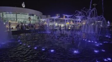 Sharm El Sheikh, Güney Sina Valiliği, Mısır - 10 Mart 2024: SOHO Meydanı, çeşmeler, restoranlar, buz pistleri, gece hayatı ve diğer eğlencelerin yer aldığı canlı bir meydan.. 