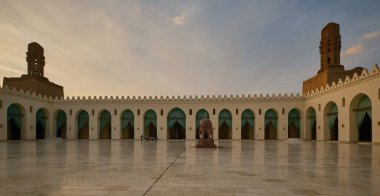Kahire, Mısır- 30 Aralık 2023: El-Hakim Camii, El-Anwar lakaplı, Mısır 'ın Kahire kentinde tarihi bir camidir. Adını altıncı Fatimid halifesi ve 16. İsmail İmam olan Hekim Ba-Amr Allah 'tan almıştır.. 