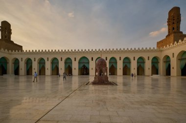 El-Hakim Camii, El-Hakim Camii, Mısır 'ın Kahire kentinde, altıncı Fatimid halifesi ve 16. İsmail İmam' dan sonra adlandırılan tarihi bir camidir..