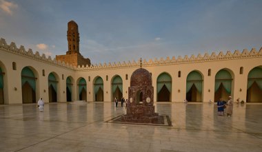Kahire, Mısır- 30 Aralık 2023: El-Hakim Camii, El-Anwar lakaplı, Mısır 'ın Kahire kentinde tarihi bir camidir. Adını altıncı Fatimid halifesi ve 16. İsmail İmam olan Hekim Ba-Amr Allah 'tan almıştır.. 