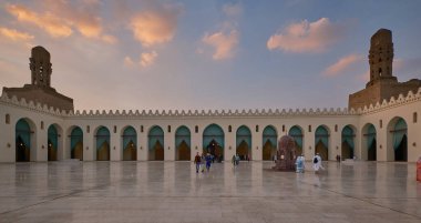Kahire, Mısır- 30 Aralık 2023: El-Hakim Camii, El-Anwar lakaplı, Mısır 'ın Kahire kentinde tarihi bir camidir. Adını altıncı Fatimid halifesi ve 16. İsmail İmam olan Hekim Ba-Amr Allah 'tan almıştır.. 