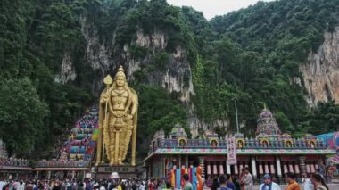 Gombak, Selangor Malezya: 10 Nisan 2024: Batu Mağaralarına Giriş ve Murugan savaş tanrısı olarak da bilinen Kartikeya, Skanda, Subrahmanya ve Shanmukha .