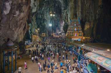 Gombak, Selangor Malezya: 10 Nisan 2024: Batu Mağaralarının iç görüntüleri Ana Tapınak 'ı (Sri Velayuthar Tapınağı) ziyaretçilerle birlikte gösteriyor