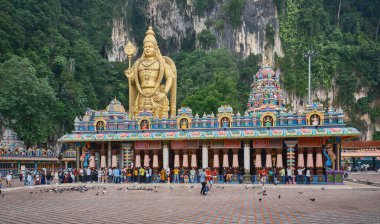 Gombak, Selangor Malezya: 10 Nisan 2024: Batu Mağaralarına Giriş ve Murugan savaş tanrısı olarak da bilinen Kartikeya, Skanda, Subrahmanya ve Shanmukha .