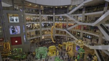 Kuala Lumpur, Malezya-6 Nisan 2024: Pavilion alışveriş merkezi Kuala Lumpur, Kuala Lumpur 'un Bukit Bintang bölgesinde yer alan bir alışveriş merkezidir. Kurban Bayramı 'nda iç çekimler