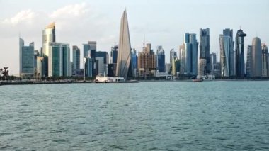 Doha, Katar-4 Mayıs 2025: Doha ufuk çizgisi, Corniche caddesindeki günbatımından, Arap körfezlerinde eşkıyalar eşliğinde çekilmiştir.