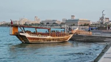 Doha, Katar-4 Mayıs 2024: Doha ufuk çizgisi sabahın erken saatlerinde Corniche caddesinden Arap körfezlerinde vurularak vuruldu