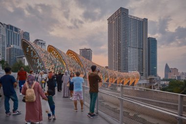 Kuala Lumpur, Malezya-April12 2024: Saloma Link Köprüsü, Kuala Lumpur 'daki Klang Nehri üzerinde bulunan 69 metrelik bir yaya ve bisiklet köprüsü. gün batımı