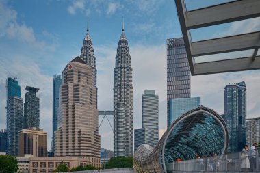 Kuala Lumpur, Malezya 'da bulunan Saloma Link köprüsü, Kuala Lumpur' daki Klang Nehri üzerinde 69 metrelik bir yaya ve bisiklet köprüsü.