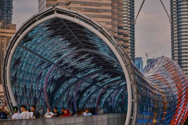 Kuala Lumpur, Malezya 'daki Saloma Link köprüsü Kuala Lumpur' daki Klang Nehri üzerinde 69 metre birleşik yaya ve bisiklet köprüsü..