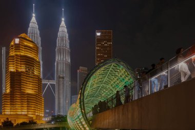 Kuala Lumpur, Malezya 'daki Saloma Link köprüsü Kuala Lumpur' daki Klang Nehri üzerinde 69 metre kombine yaya ve bisiklet köprüsü. İyi geceler.