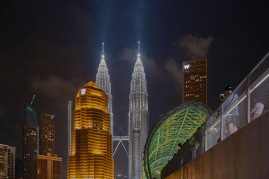 Kuala Lumpur, Malezya-April12 2024: Saloma Link Köprüsü, Kuala Lumpur 'daki Klang Nehri üzerinde bulunan 69 metrelik bir yaya ve bisiklet köprüsü. İyi geceler.