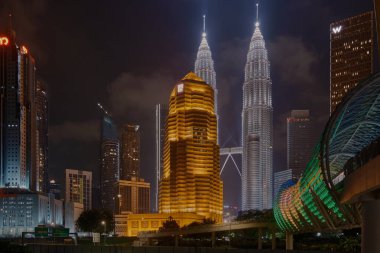Kuala Lumpur, Malezya 'daki Saloma Link köprüsü Kuala Lumpur' daki Klang Nehri üzerinde 69 metre kombine yaya ve bisiklet köprüsü. İyi geceler.