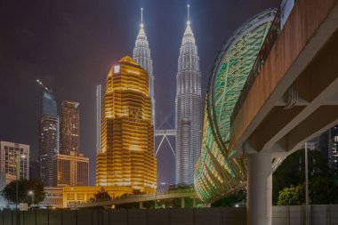 Kuala Lumpur, Malezya 'daki Saloma Link köprüsü Kuala Lumpur' daki Klang Nehri üzerinde 69 metre kombine yaya ve bisiklet köprüsü. İyi geceler.