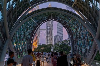 Kuala Lumpur, Malezya 'daki Saloma Link köprüsü Kuala Lumpur' daki Klang Nehri üzerinde 69 metre birleşik yaya ve bisiklet köprüsü..