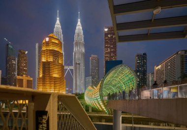 Kuala Lumpur, Malezya 'daki Saloma Link köprüsü Kuala Lumpur' daki Klang Nehri üzerinde 69 metre kombine yaya ve bisiklet köprüsü. İyi geceler.