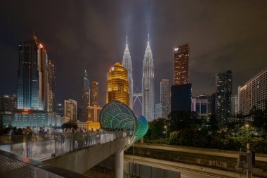 Kuala Lumpur, Malezya 'daki Saloma Link köprüsü Kuala Lumpur' daki Klang Nehri üzerinde 69 metre kombine yaya ve bisiklet köprüsü. İyi geceler.