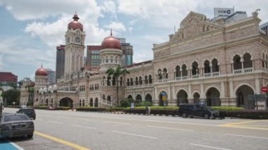 Merdeka Meydanı 'nın karşısındaki Sultan Abdul Samad Binası veya Kraliyet Selangor Kulübü' nün hemen yanındaki Dataran Merdeka Meydanı. Kuala Lumpur, Malezya, öğleden sonra çekimi