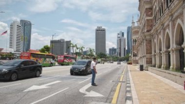 Merdeka Meydanı 'nın karşısındaki Sultan Abdul Samad Binası ya da Malezya' nın başkenti Kuala Lumpur 'da bulunan bağımsızlık meydanı (Dataran Merdeka). Öğleden sonra çekimi.