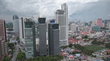 Kuala Lumpur silueti, Kuala Lumpur, Malezya Platinum KLCC 'deki sonsuz çatı havuzundan. Öğleden sonra çekimi