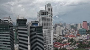 Kuala Lumpur silueti, Kuala Lumpur, Malezya Platinum KLCC 'deki sonsuz çatı havuzundan. Öğleden sonra çekimi