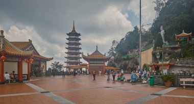 Genting Highlands, Pahang, Malezya 'daki Chin Sweet Caves Tapınağı Genting Highlands' in en manzaralı bölgesinde yer alan bir Çin tapınağıdır.