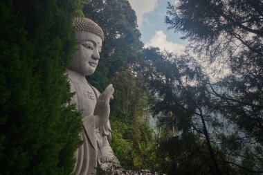 Genting Highlands, Pahang, Malezya 'daki Tatlı Mağaralar Tapınağı' ndaki Buda 'nın büyük heykeli Genting' in en manzaralı yerinde yer alan bir Çin tapınağı.