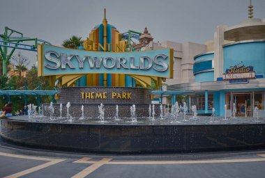 Genting Highlands, Pahang, Malezya 'daki gökyüzü dünyası tema parkı. Central Park' ı büyük bir çeşme ve yürüyen ziyaretçilerle gösteriyor.