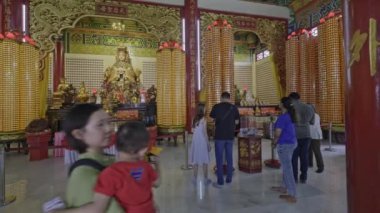 Malezya 'nın Kuala Lumpur kentindeki Thean Hou Tapınağı, Çin deniz tanrıçası Mazu' nun 1.67 dönümlük Robson Tepeleri 'nde bulunan altı katlı bir tapınağıdır. İç çekim.