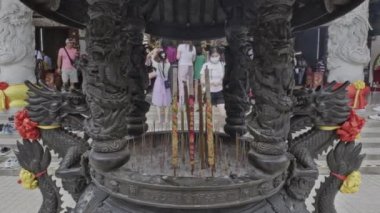 Malezya 'nın Kuala Lumpur kentindeki Thean Hou Tapınağı, Çin deniz tanrıçası Mazu' nun 1.67 dönümlük Robson Tepeleri 'nde bulunan altı katlı bir tapınağıdır.