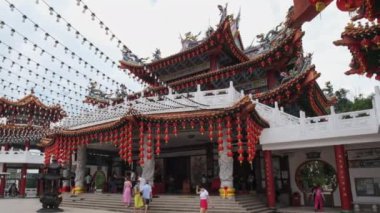 Malezya 'nın Kuala Lumpur kentindeki Thean Hou Tapınağı, Çin deniz tanrıçası Mazu' nun 1.67 dönümlük Robson Tepeleri 'nde bulunan altı katlı bir tapınağıdır.