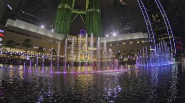 KLCC Parkı 'ndaki Esplanade (Lake Symphony), Suria KLCC' nin dışında, Kuala Lumpur Malezya Petronas İkiz Kuleleri 'nin yayan bulunduğu 6 katlı bir alışveriş merkezi.