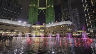 KLCC Parkı 'ndaki Esplanade (Lake Symphony), Suria KLCC' nin dışında, Kuala Lumpur Malezya Petronas İkiz Kuleleri 'nin yayan bulunduğu 6 katlı bir alışveriş merkezi.