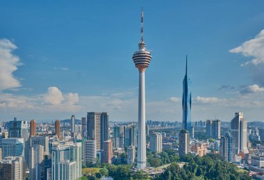 Kuala Lumpur silueti, Malezya Platin KLCC 'deki sonsuz çatı havuzundan Menara Kuala Lumpur ve Warisan Merdeka kulesini gösteriyor .