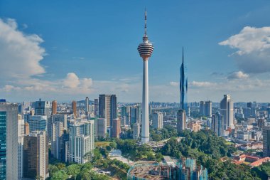 Kuala Lumpur silueti, Malezya Platin KLCC 'deki sonsuz çatı havuzundan Menara Kuala Lumpur ve Warisan Merdeka kulesini gösteriyor .