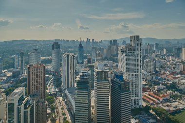 Kuala Lumpur silueti, Kuala Lumpur, Malezya Platinum KLCC 'deki sonsuz çatı havuzundan. Öğleden sonra çekimi