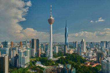 Kuala Lumpur silueti, Malezya Platin KLCC 'deki sonsuz çatı havuzundan Menara Kuala Lumpur ve Warisan Merdeka kulesini gösteriyor .