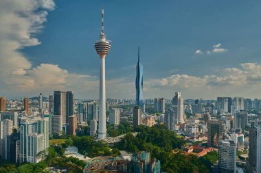 Kuala Lumpur silueti, Malezya Platin KLCC 'deki sonsuz çatı havuzundan Menara Kuala Lumpur ve Warisan Merdeka kulesini gösteriyor .