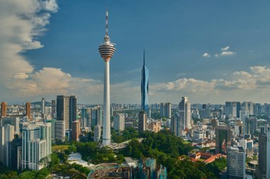 Kuala Lumpur silueti, Malezya Platin KLCC 'deki sonsuz çatı havuzundan Menara Kuala Lumpur ve Warisan Merdeka kulesini gösteriyor .