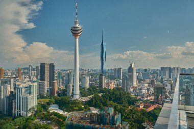 Kuala Lumpur silueti, Malezya Platin KLCC 'deki sonsuz çatı havuzundan Menara Kuala Lumpur ve Warisan Merdeka kulesini gösteriyor .