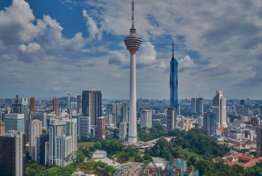 Kuala Lumpur silueti, Malezya Platin KLCC 'deki sonsuz çatı havuzundan Menara Kuala Lumpur ve Warisan Merdeka kulesini gösteriyor .