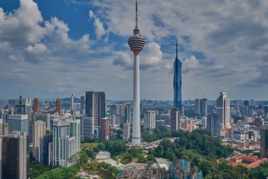 Kuala Lumpur silueti, Malezya Platin KLCC 'deki sonsuz çatı havuzundan Menara Kuala Lumpur ve Warisan Merdeka kulesini gösteriyor .