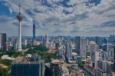 Kuala Lumpur silueti, Malezya Platin KLCC 'deki sonsuz çatı havuzundan Menara Kuala Lumpur ve Warisan Merdeka kulesini gösteriyor .