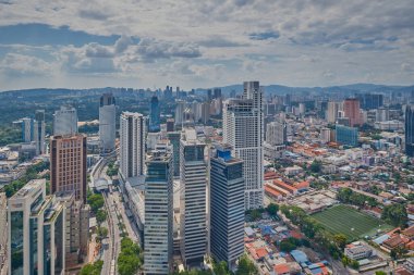 Kuala Lumpur silueti, Kuala Lumpur, Malezya Platinum KLCC 'deki sonsuz çatı havuzundan. Öğleden sonra çekimi